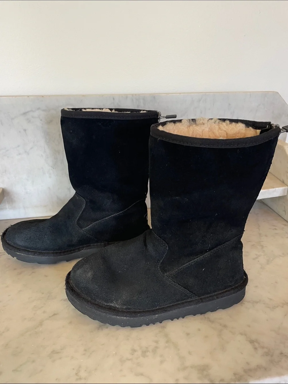 UGG Kids Lil Sunshine Black Suede Back-Zip Shearling-Lined Boots Girls 3